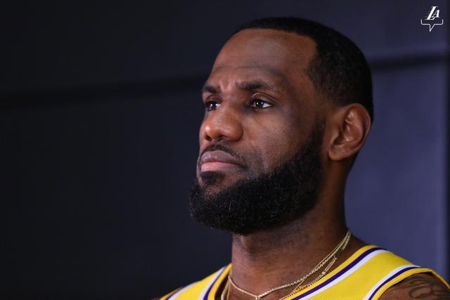 文班亚马观战巴黎4比2曼城 获赠印马刺字样球衣