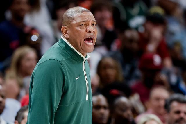 滕哈格回曼彻斯特与妻子晚餐 经纪人团队成员在场